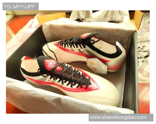 足球鞋鞋钉切割球星卡的收藏魅力与市场潜力分析